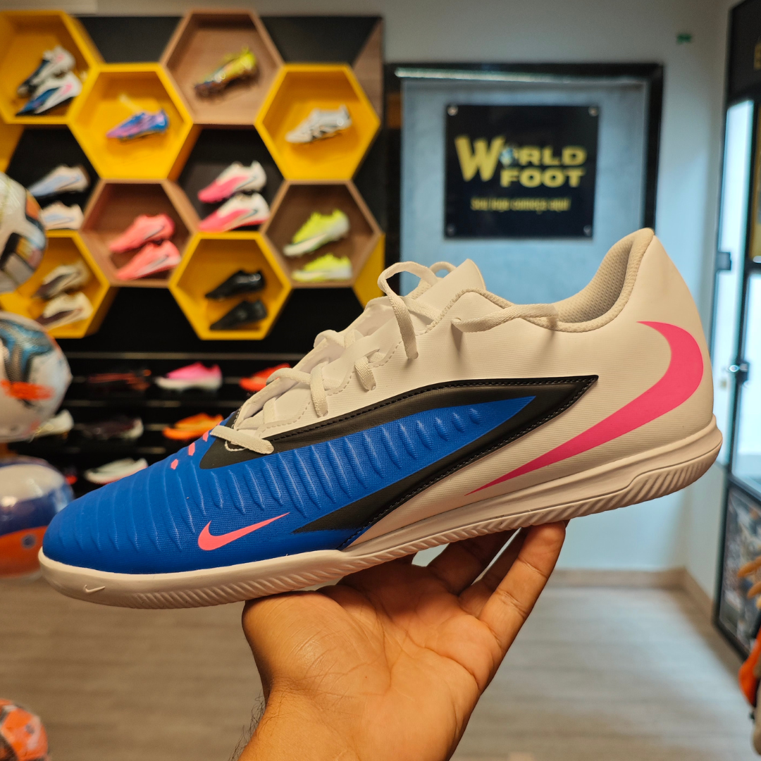 Chuteira de Futsal Nike Phantom 6 Club Attack – Azul / Branco / Rosa - PRONTA ENTREGA